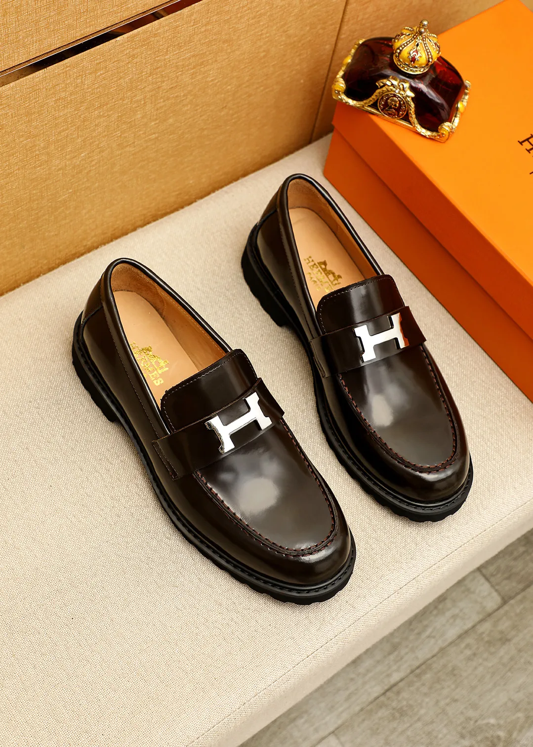 Men's shoes 💰460 💐 Product trademark: HERMES "Hermès" casual leather shoes Regular size: 38-44 (45.46🉑️customized) Product materials: Selected imported first-layer open-edge beaded cowhide leather upper + luxury hardware buckle, imported water-dyed 🐂 cowhide lining. Strong three-dimensional visual effect, original outsole Color: 4⃣️colors available